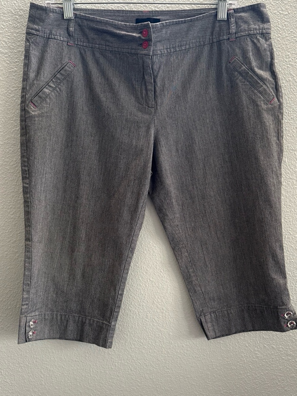 Vintage-inspired Star City Cropped Capri Pants Clear Flower Button Details
